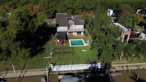 6‑room house for sale by the river, near Boatcenter Tigre