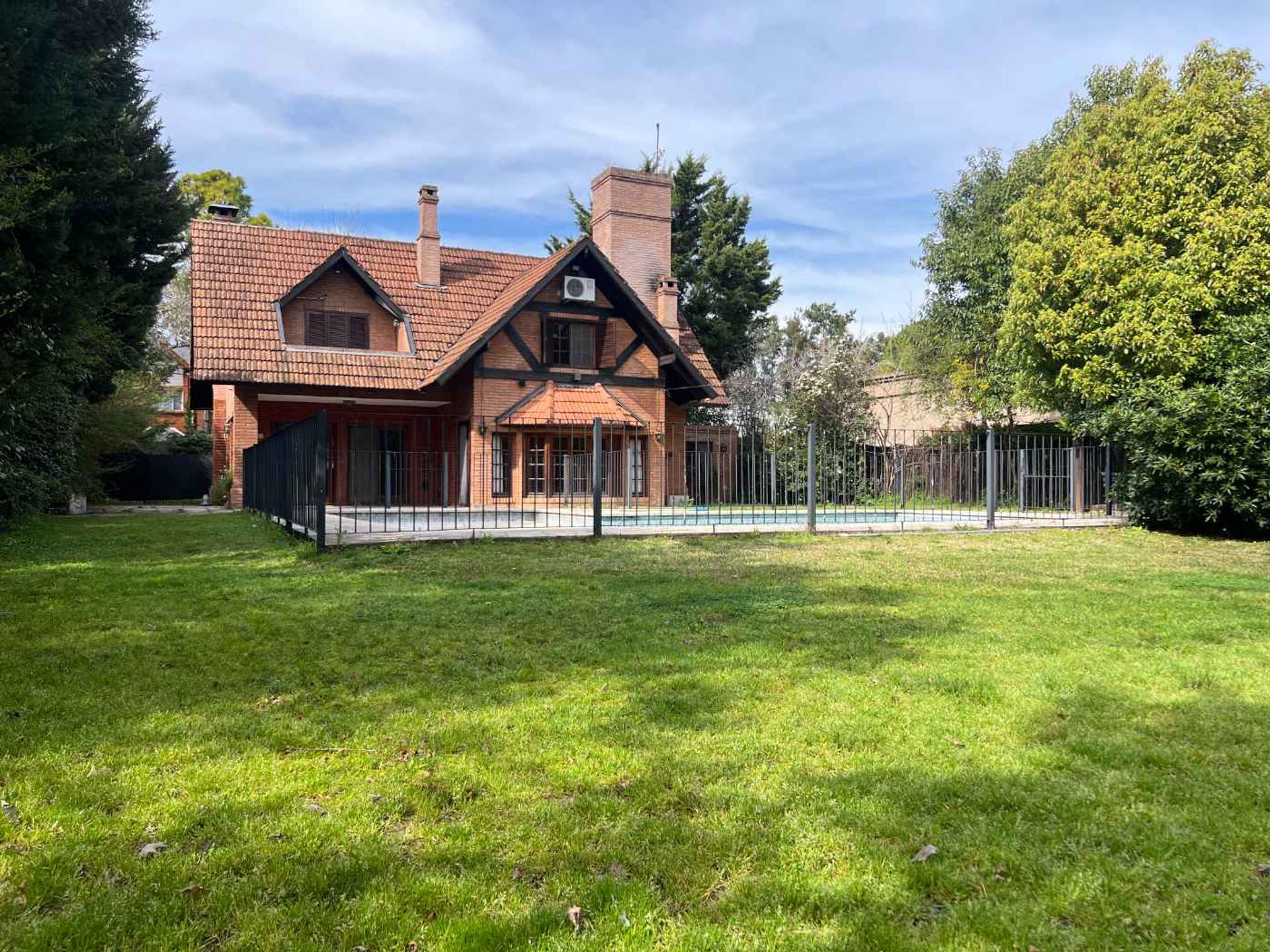 House for Sale in Las Glorias neighborhood, 4 rooms