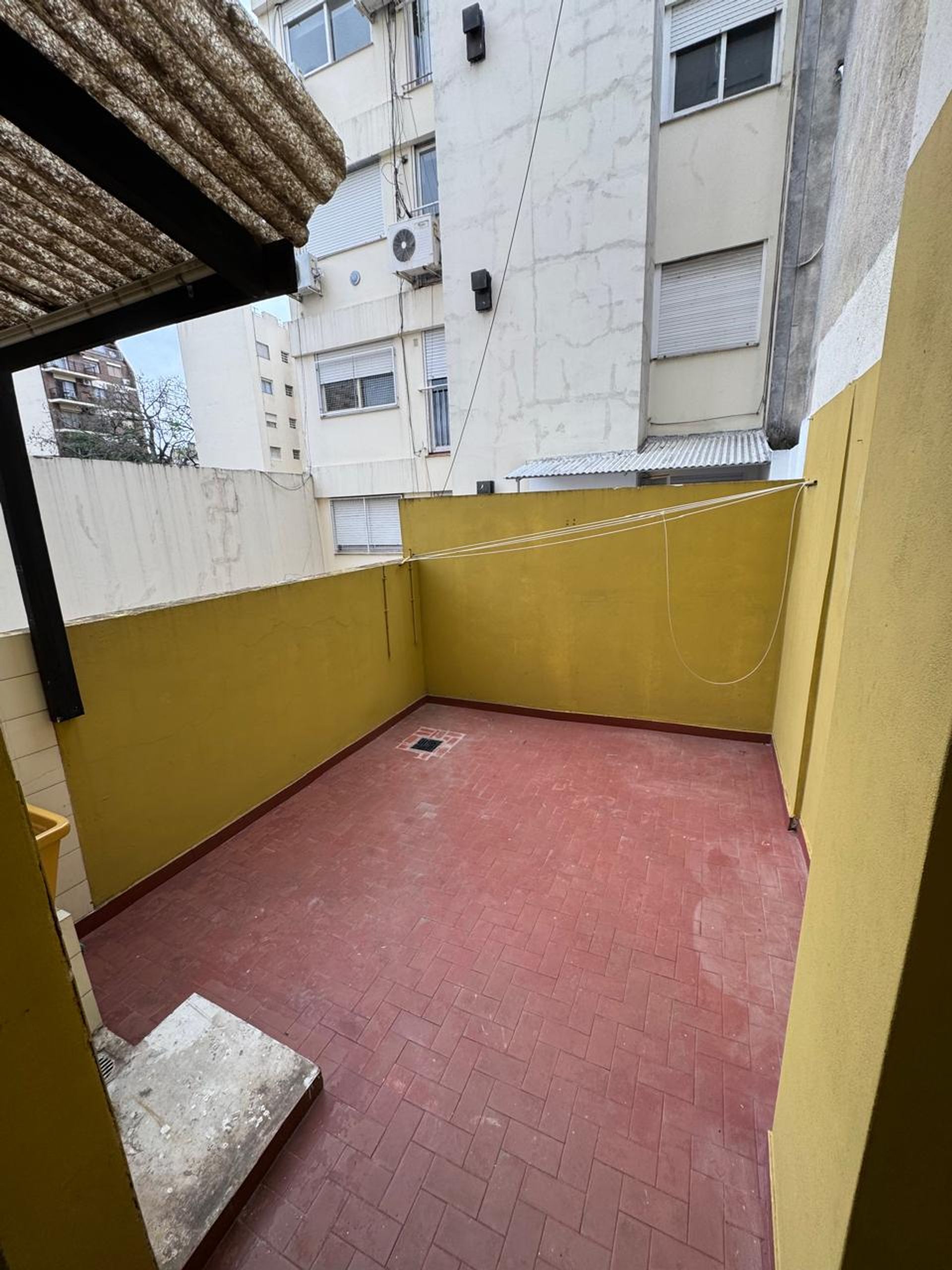 Venta depto 2 amb c/patio sobre Av. Maipú Florida