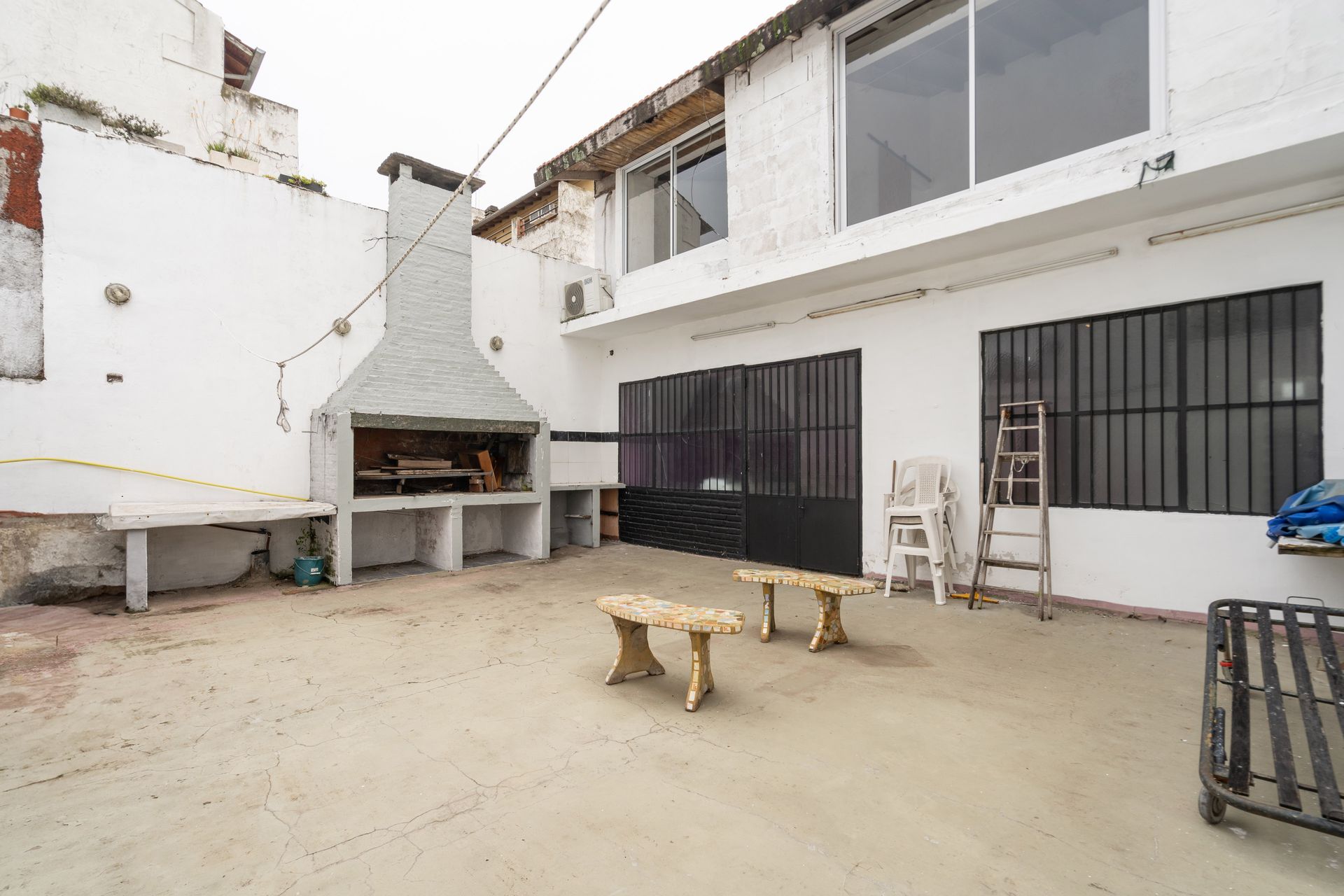 Multifamily House 3 Floors and Commercial Spaces San Fernando