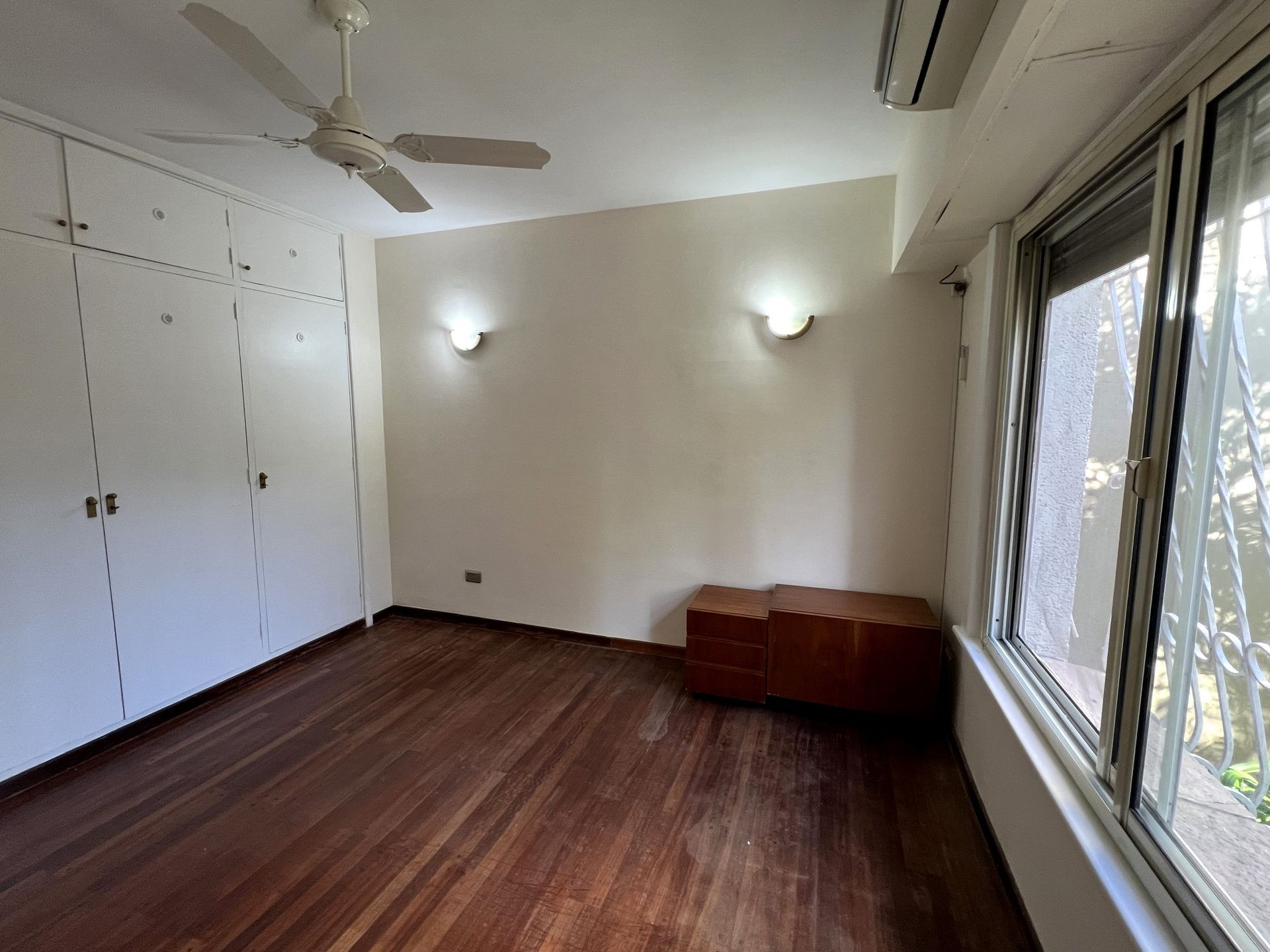 Casa 4 Ambientes con PARQUE, JACUZZI y COCHERA