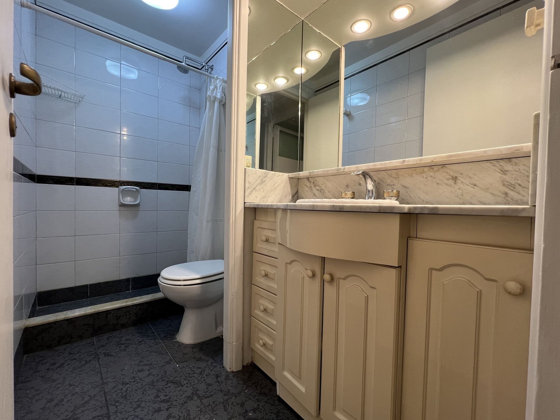 Casa 4 Ambientes con PARQUE, JACUZZI y COCHERA