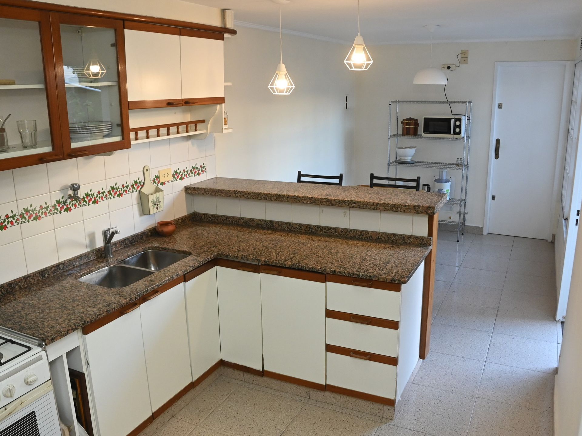 Casa 4 Ambientes con PARQUE, JACUZZI y COCHERA
