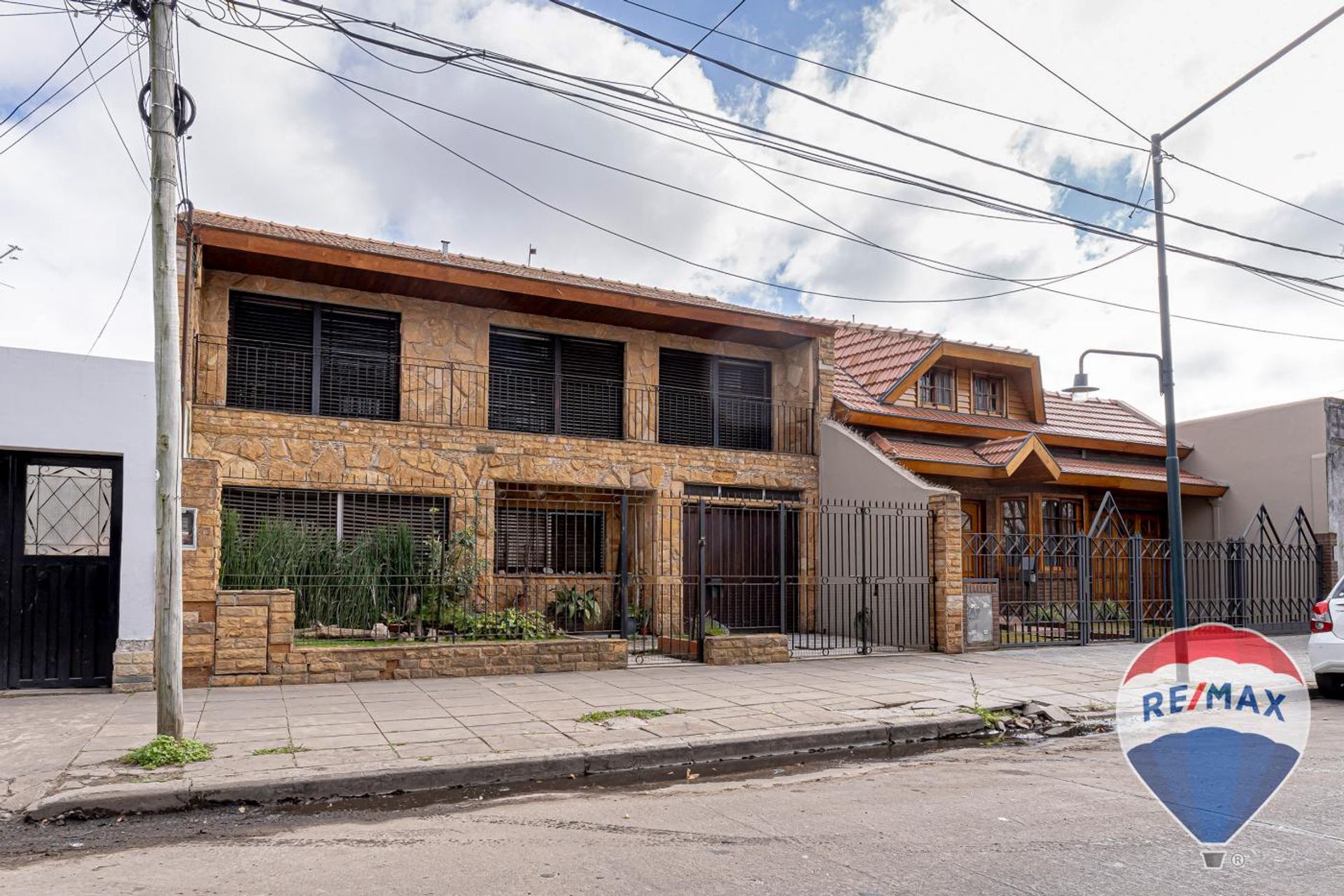 HOUSE 5 rooms, 8.66 x 37 meters, with garage and garden.