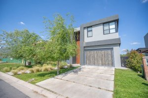 House for Sale by the Lagoon – Santa Ana, Tigre