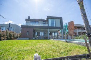 House for Sale by the Lagoon – Santa Ana, Tigre