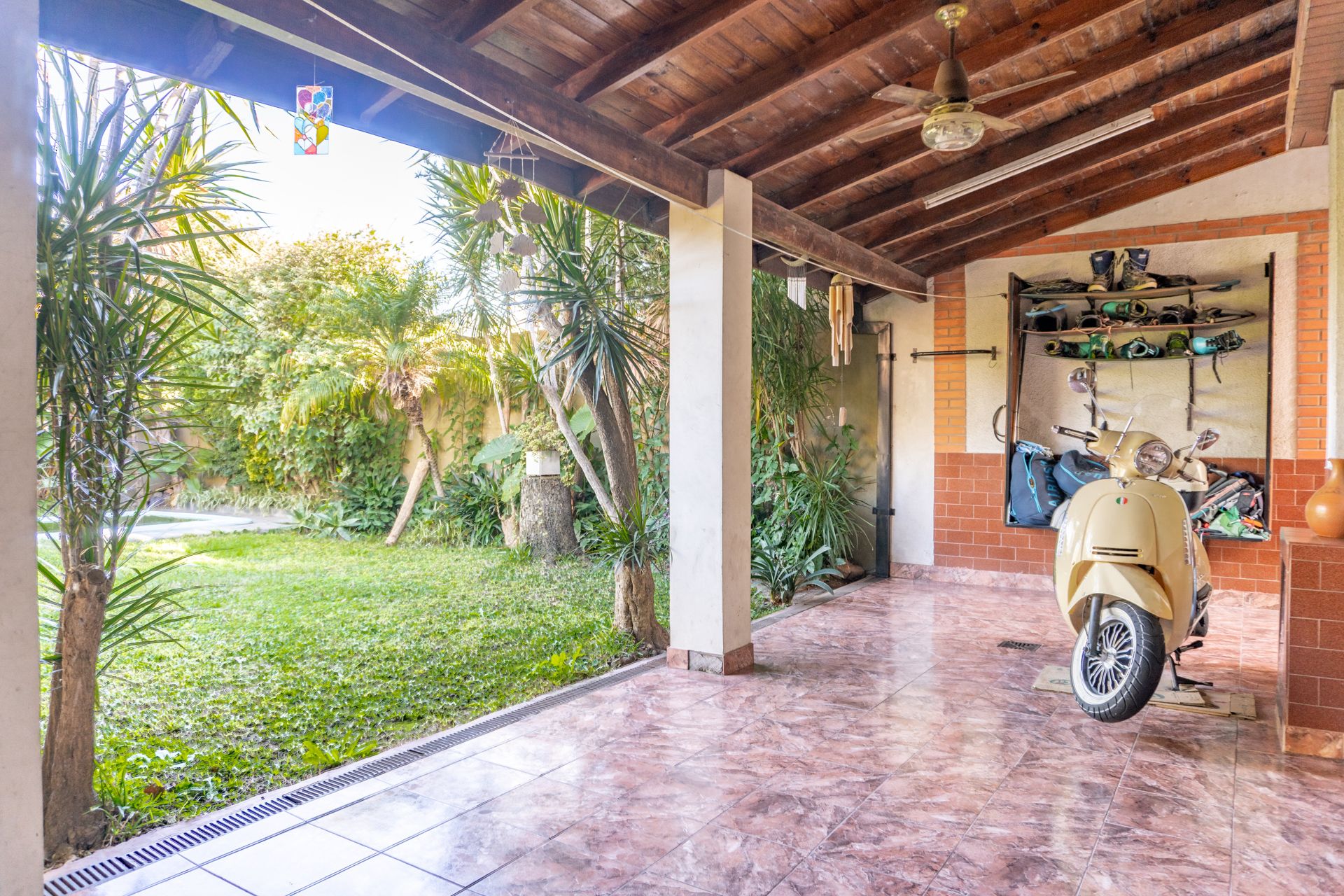 Florida: casa 3 pisos con jardín y pileta