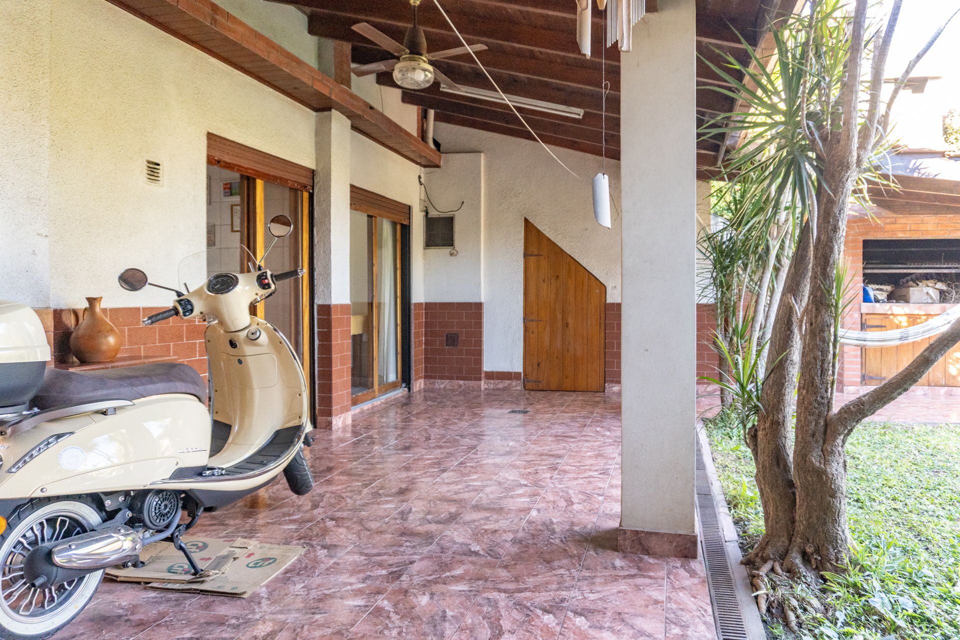 Florida: casa 3 pisos con jardín y pileta