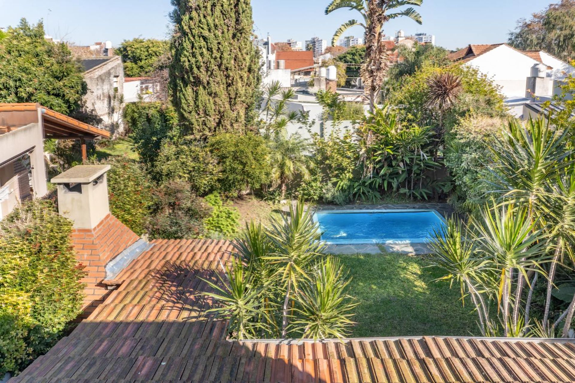 Florida: casa 3 pisos con jardín y pileta