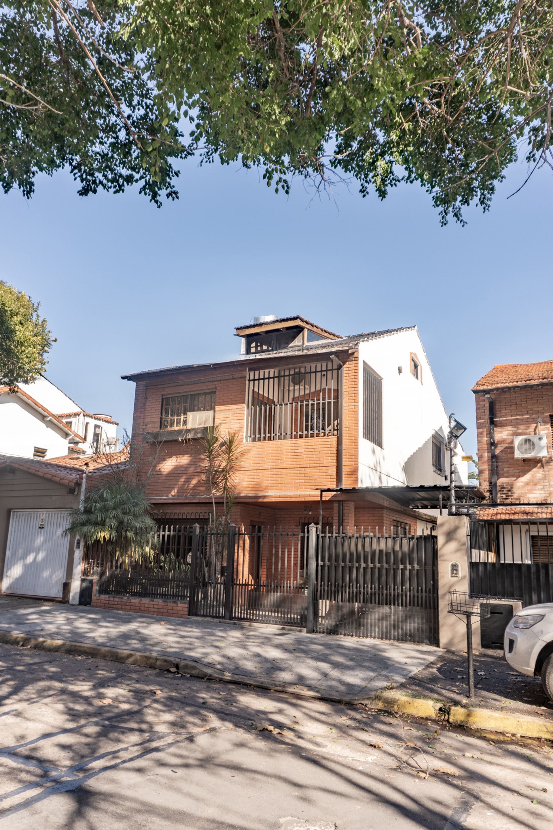 Florida: casa 3 pisos con jardín y pileta
