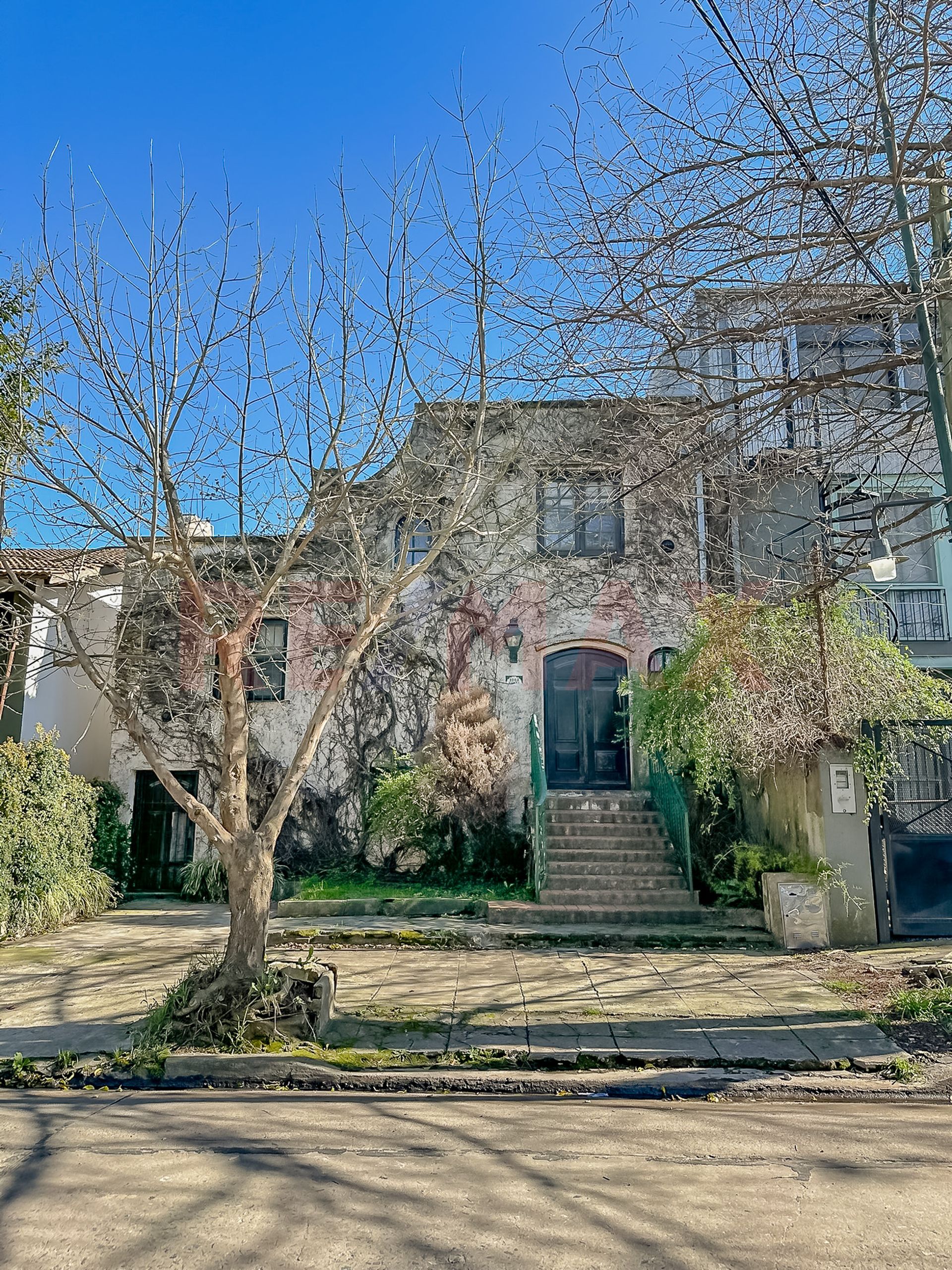 VENTA CASA en lote propio 5 amb con jardín