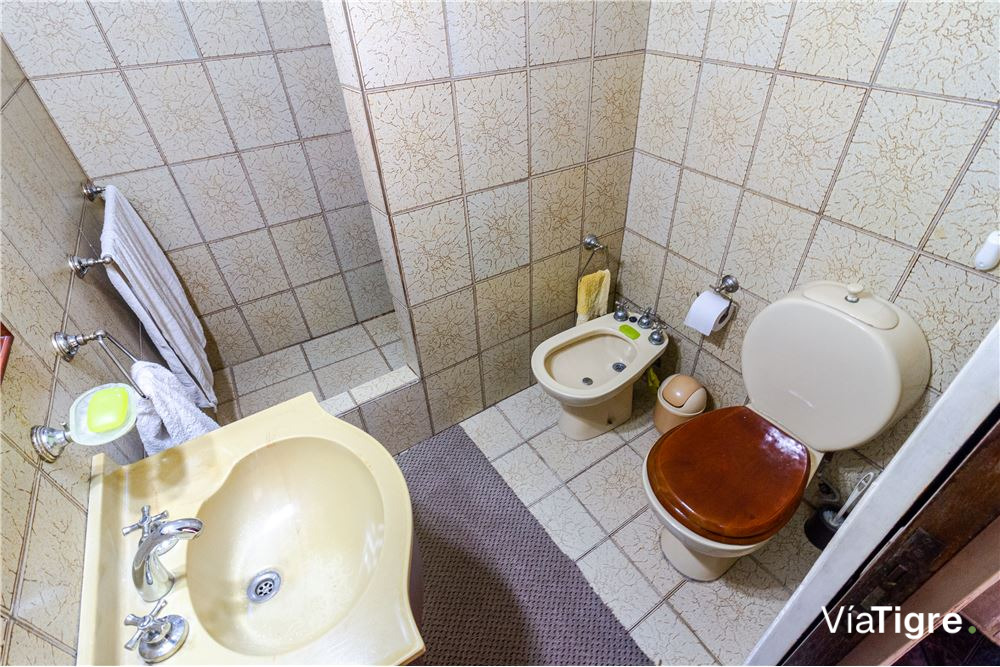 venta 2 viviendas con cochera semi cubierta