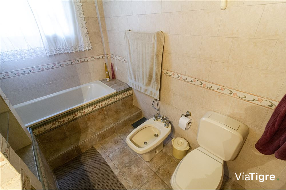 venta 2 viviendas con cochera semi cubierta