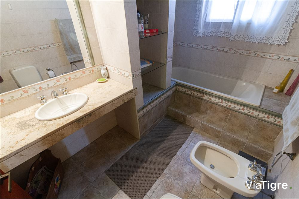 venta 2 viviendas con cochera semi cubierta