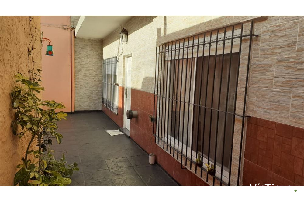 venta 2 viviendas con cochera semi cubierta