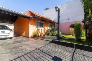 venta 2 viviendas con cochera semi cubierta