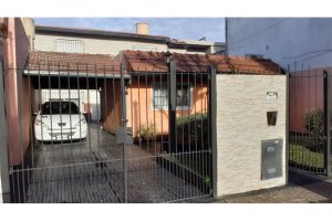 venta 2 viviendas con cochera semi cubierta