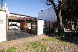 venta 2 viviendas con cochera semi cubierta
