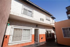 venta 2 viviendas con cochera semi cubierta