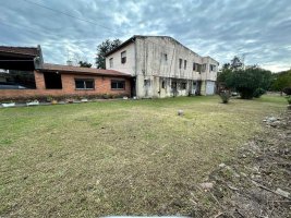 House for sale with large 905 m² multi-family lot