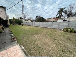 House for sale with large 905 m² multi-family lot