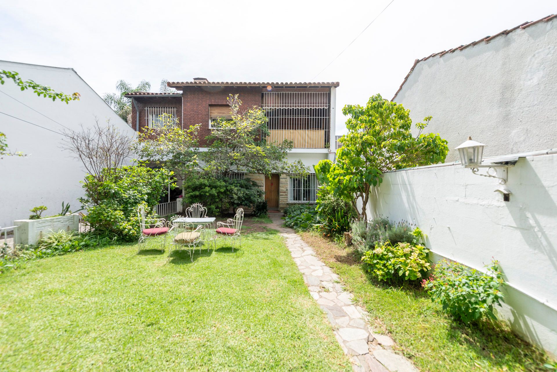 Casa multifamiliar Venta 7 amb. con jardin-Olivos