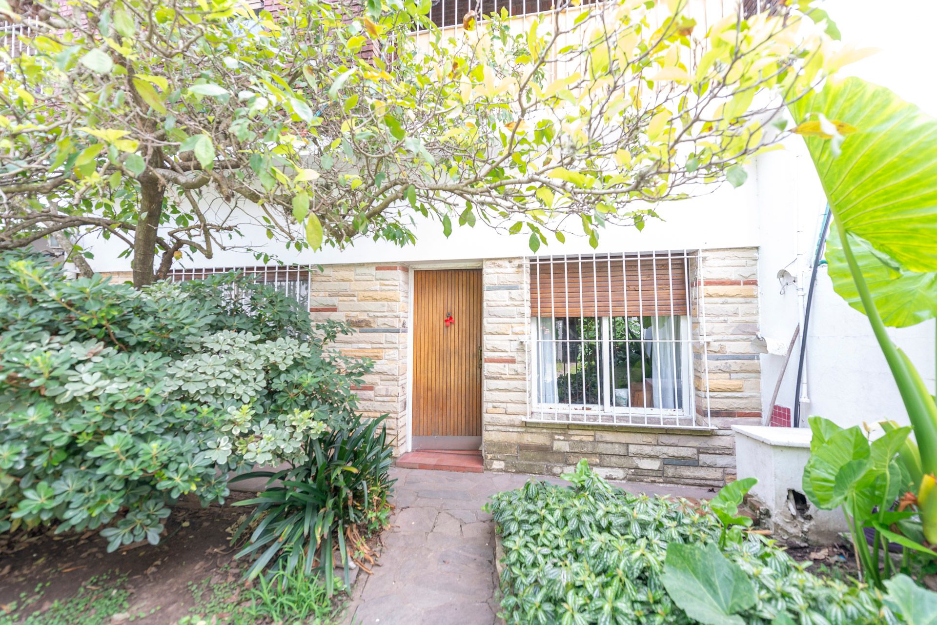 Casa multifamiliar Venta 7 amb. con jardin-Olivos