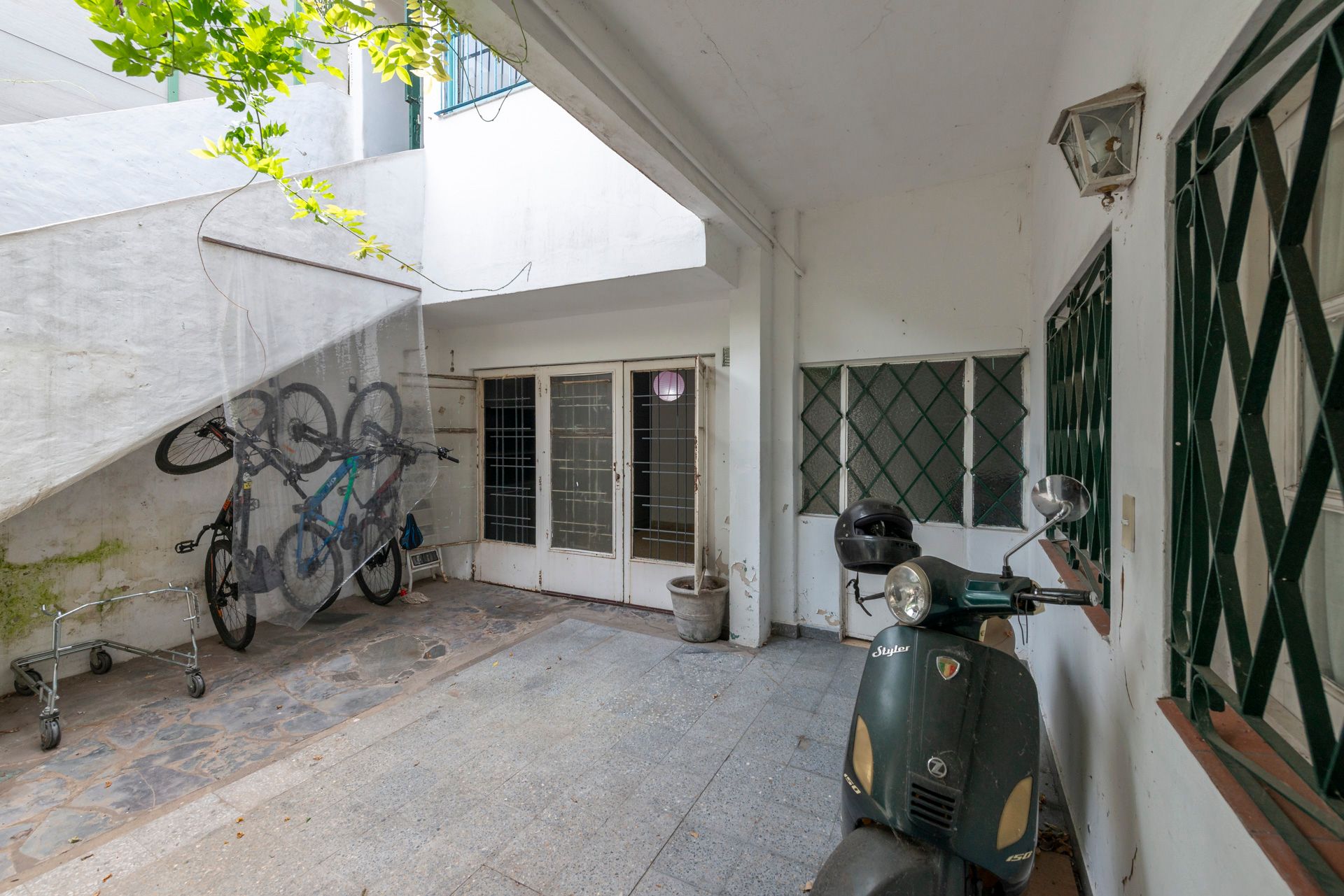 Casa multifamiliar Venta 7 amb. con jardin-Olivos
