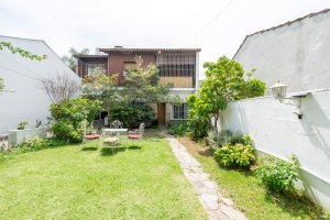 Casa multifamiliar Venta 7 amb. con jardin-Olivos