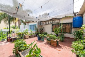Casa multifamiliar Venta 7 amb. con jardin-Olivos