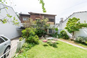 Casa multifamiliar Venta 7 amb. con jardin-Olivos