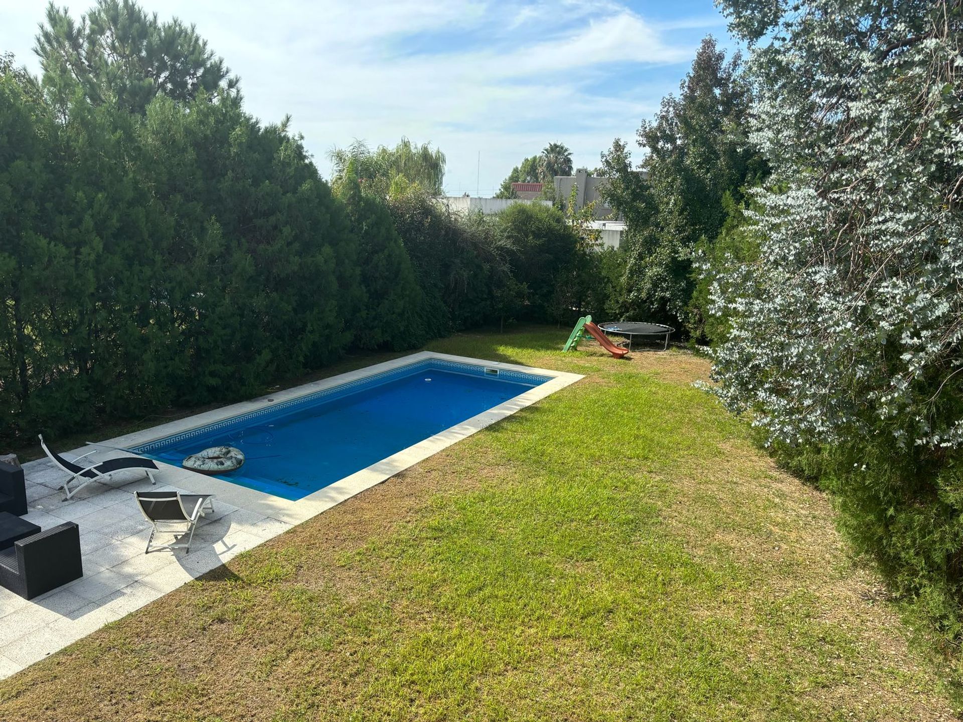 Casa de dos plantas en lote interno