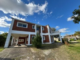 Casa de dos plantas en lote interno