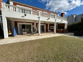 Casa de dos plantas en lote interno