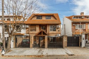 4-room Triplex House for Sale in Olivos