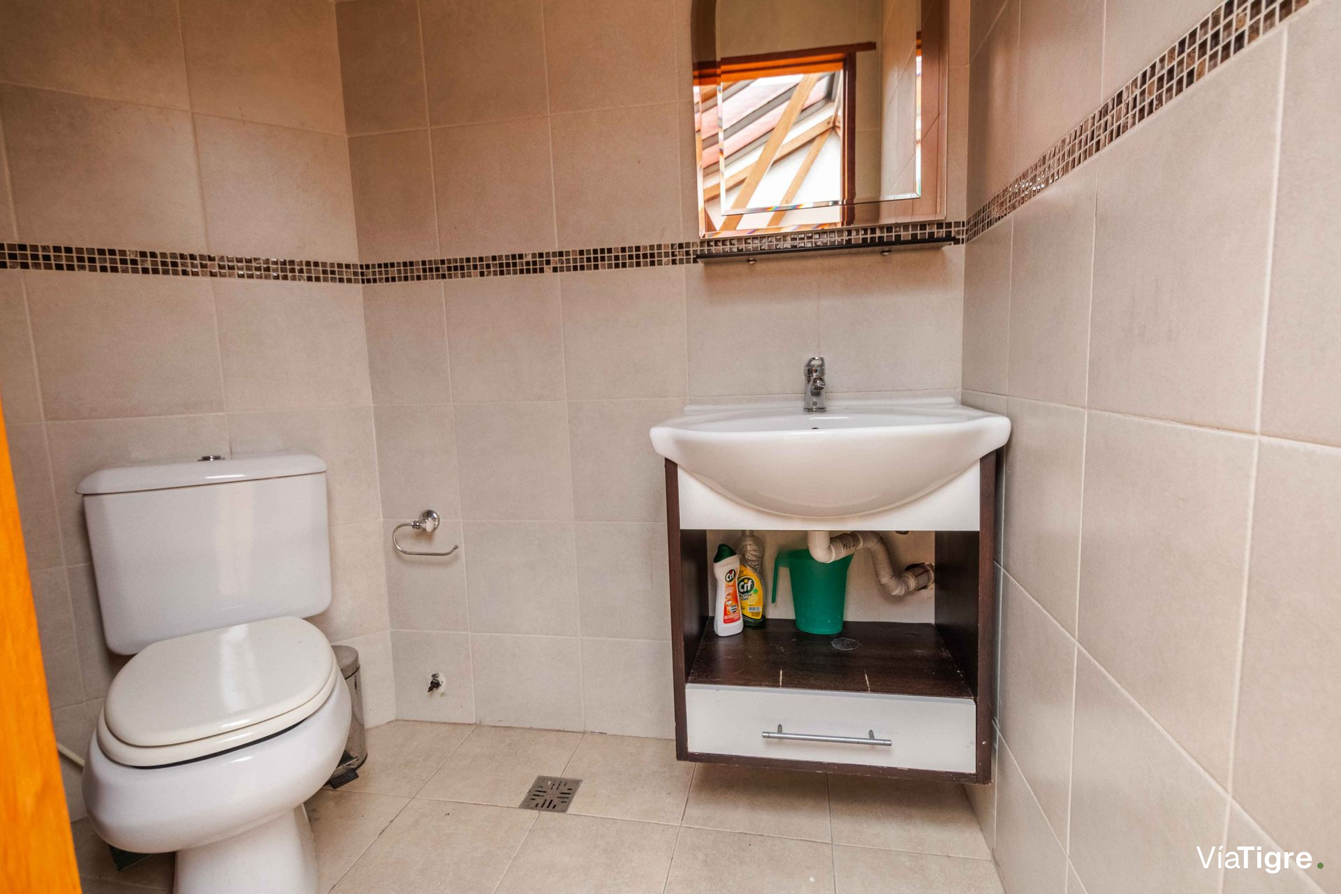 Venta Casa de 6 Ambientes, jardin,pileta,parrilla