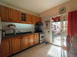 Triplex for sale – 5 rooms, patio, and garage, Florida