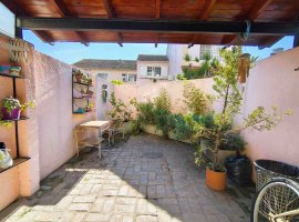 Triplex for sale – 5 rooms, patio, and garage, Florida