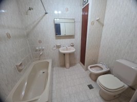 Apto crédito tres amplios amb. 2 baños patio