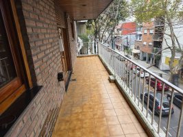 Apto crédito tres amplios amb. 2 baños patio