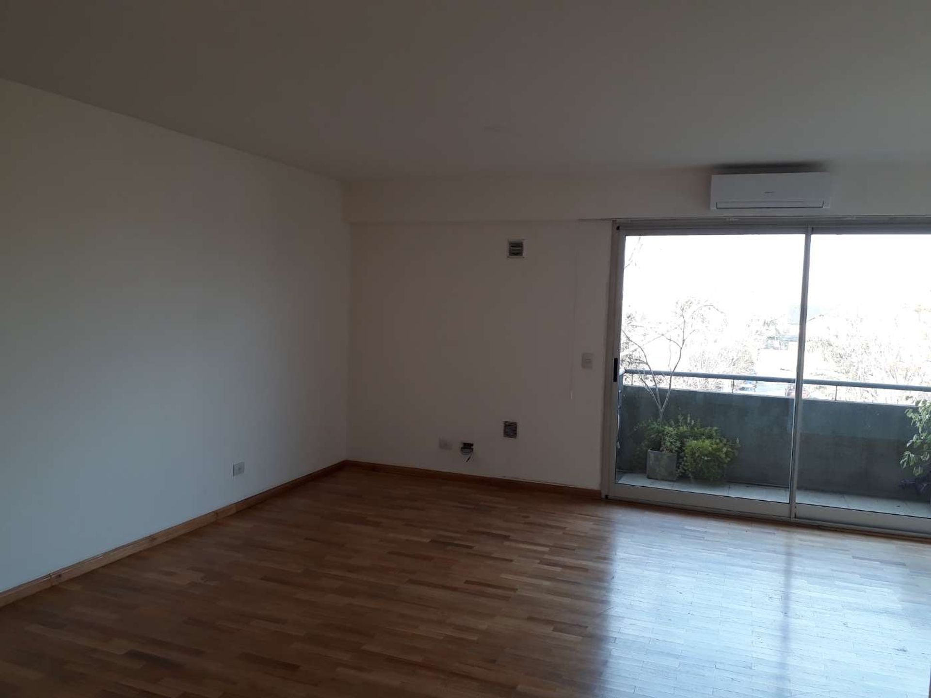 Monoambiente En Alquiler -Tigre, C/Cochera