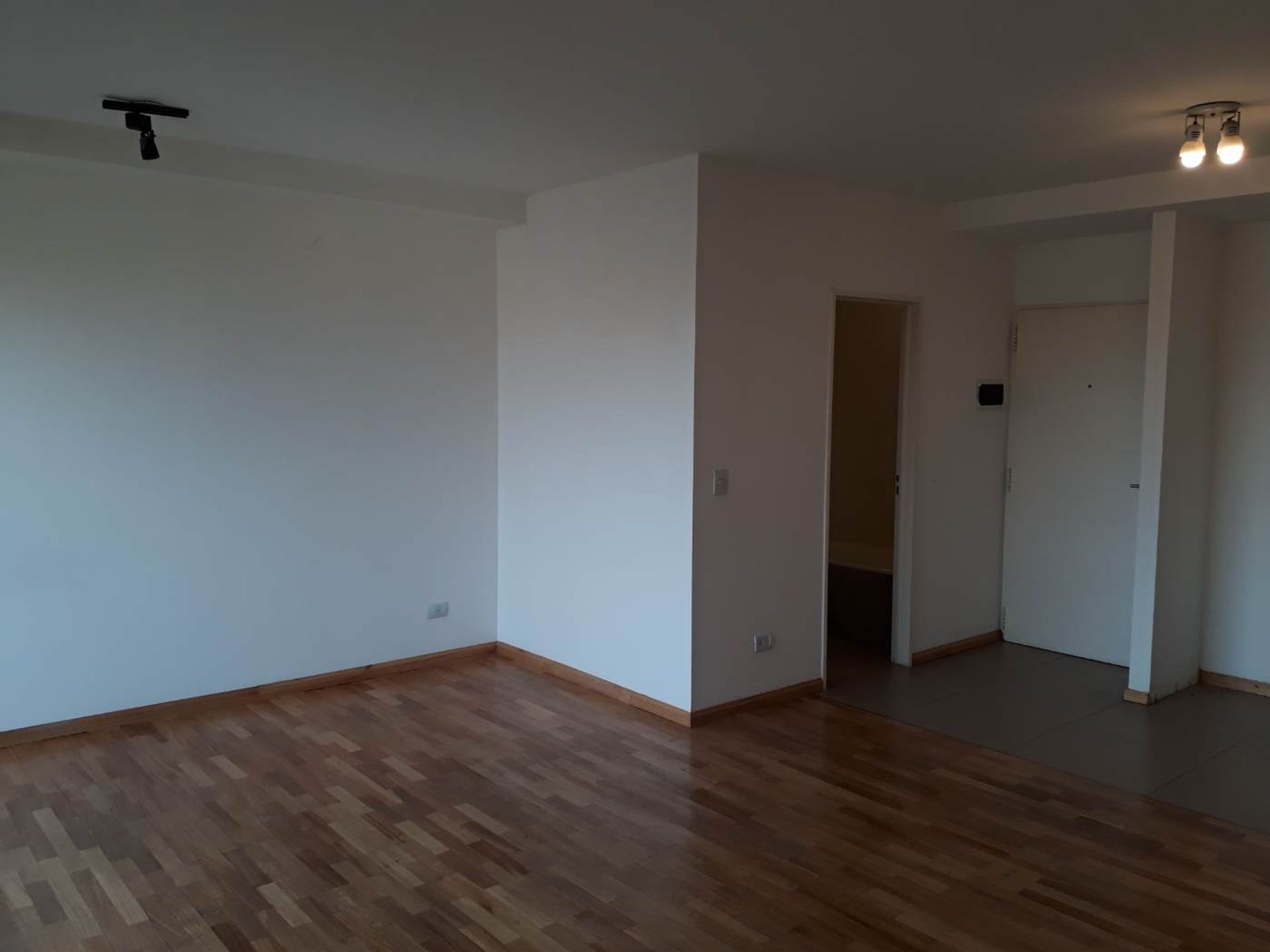 Monoambiente En Alquiler -Tigre, C/Cochera