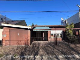 CASA EN ZONA RESIDENCIAL DE OLIVOS 305m2 CON PATIO