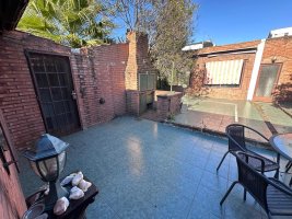 CASA EN ZONA RESIDENCIAL DE OLIVOS 305m2 CON PATIO