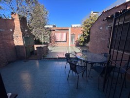CASA EN ZONA RESIDENCIAL DE OLIVOS 305m2 CON PATIO