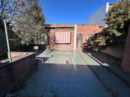CASA EN ZONA RESIDENCIAL DE OLIVOS 305m2 CON PATIO