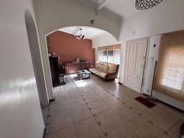 CASA EN ZONA RESIDENCIAL DE OLIVOS 305m2 CON PATIO