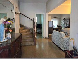 5-room house in Olivos with garage. Needs renovation.