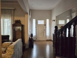 5-room house in Olivos with garage. Needs renovation.