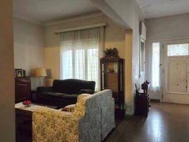 5-room house in Olivos with garage. Needs renovation.